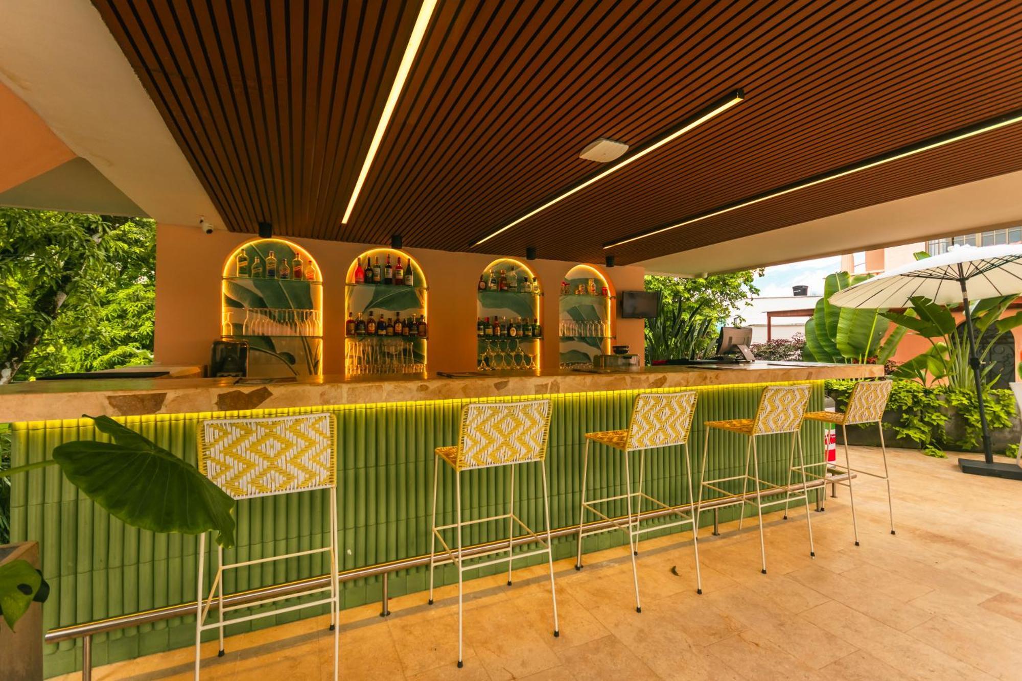 Del Tropico Hotel سوبيتران المظهر الخارجي الصورة